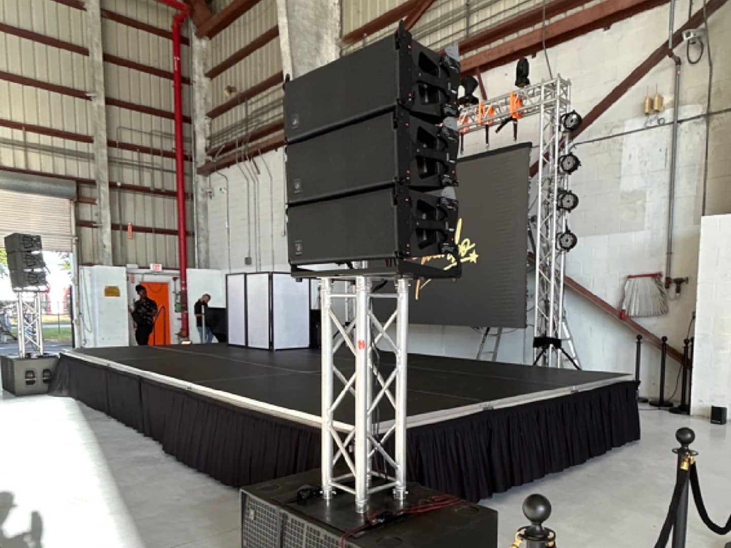 Elevated three-cabinet DAS line array mounted on a truss tower