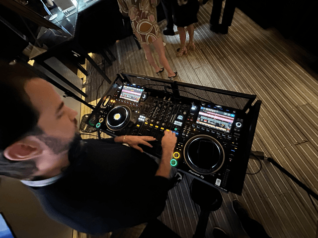 black-portable-dj-booth - #4